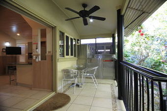 Cabana Ashmore Palms Holiday Village