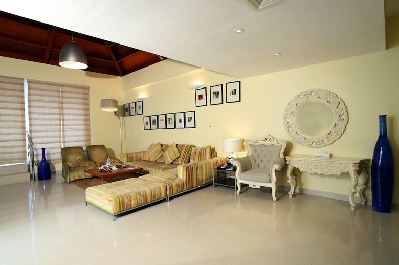 Al Bander Hotel & Resort