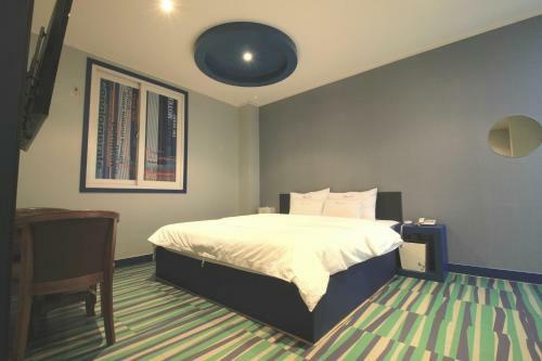 The Sharp Motel
