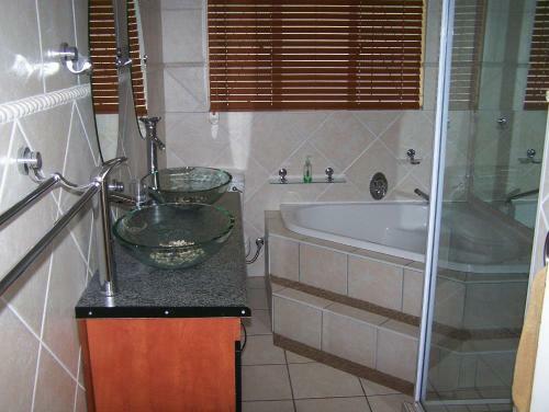 Hostal Big "5" Guesthouse