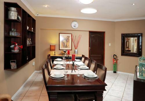 Hostal Big "5" Guesthouse