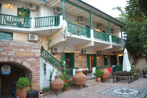 Hostal Topakas House