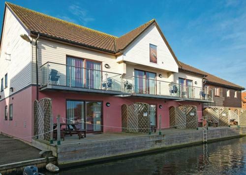 Ferry Marina Cottages