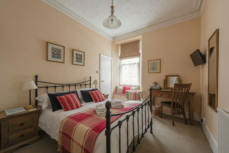 Bed & Breakfast Cliftons Guest House