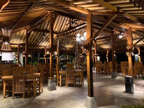 Senthong Asri Hotel And Resto