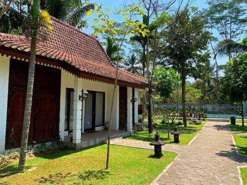 Senthong Asri Hotel And Resto