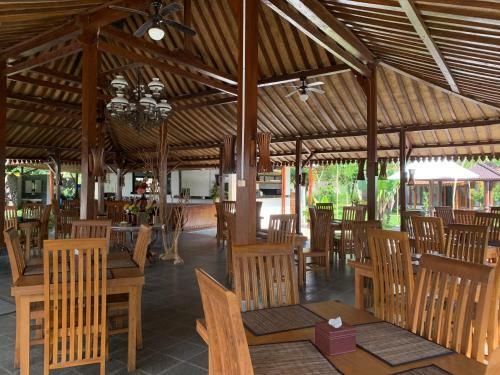 Senthong Asri Hotel And Resto