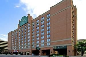 Hotel Quality Suites Downtown