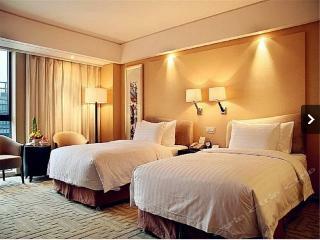 The Lakeview Hotel