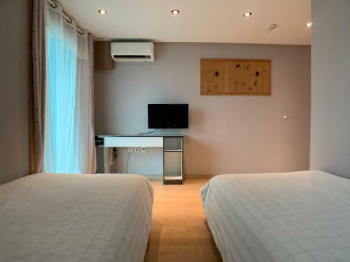Hostal J-honor Guesthouse