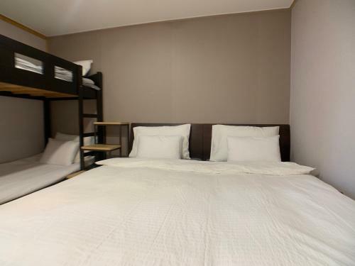 Hostal J-honor Guesthouse