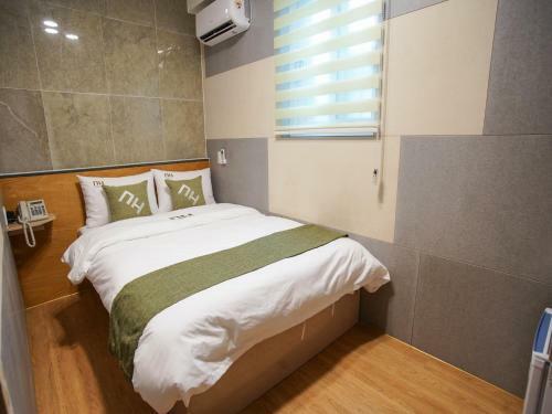 Hostal D.h Sinchon Guesthouse