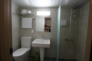 Hostal B My Guesthouse
