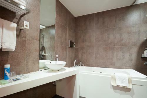 Tria Business & Boutique Hotel