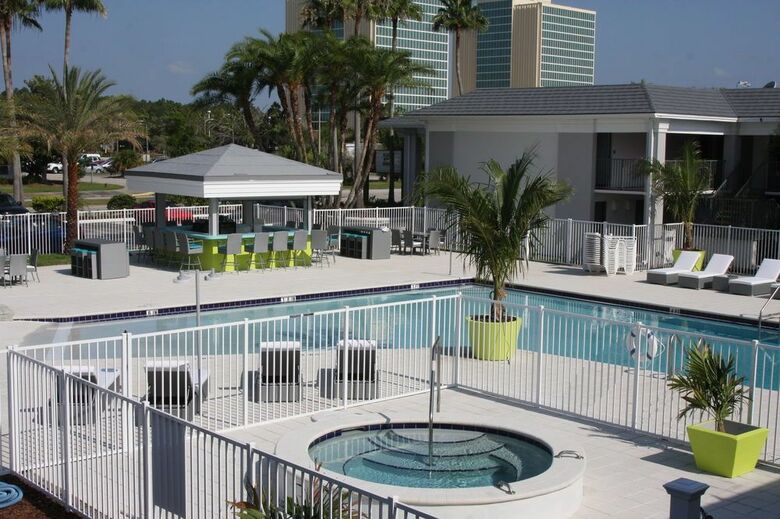 Hotel Clarion Inn & Suites Miami Airport