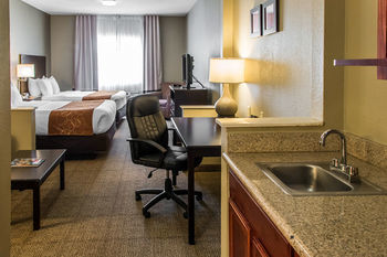 Hotel Comfort Suites I-35 North