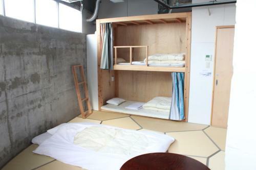 Albergue Tanga Table