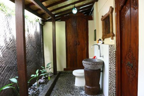 Lovina Beachhouse Villas