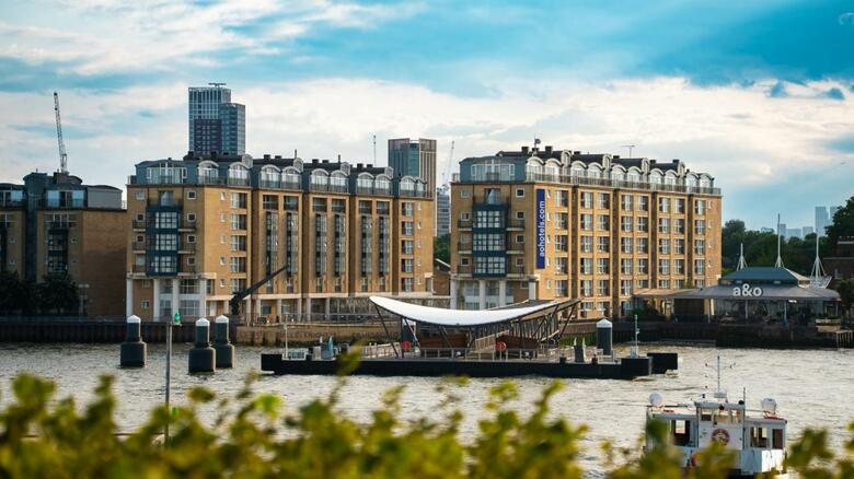 Hotel A&O London Docklands Riverside