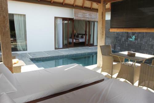 Water Edge Villa By Soscomma