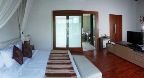 Water Edge Villa By Soscomma
