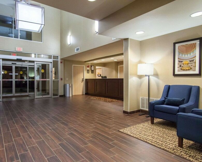Hotel Comfort Suites Central/i-44