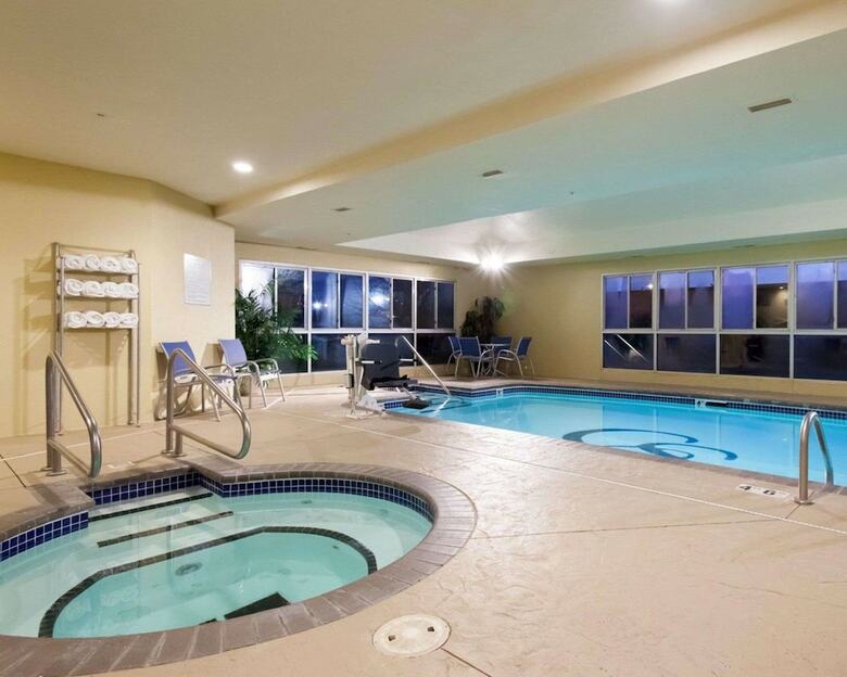 Hotel Comfort Suites Central/i-44