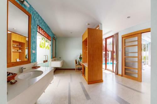Hotel Apsara Beachfront Resort & Villa