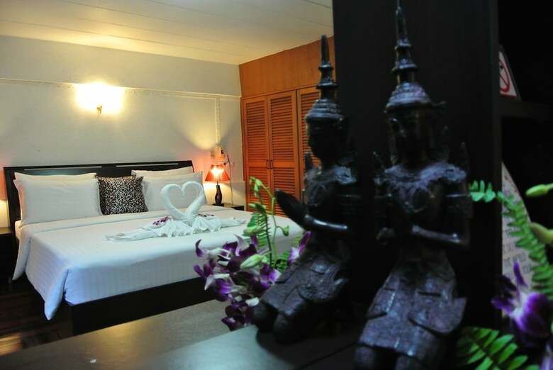 Hostal Karon Sunshine Guesthouse & Bar