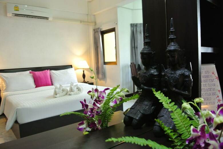 Hostal Karon Sunshine Guesthouse & Bar