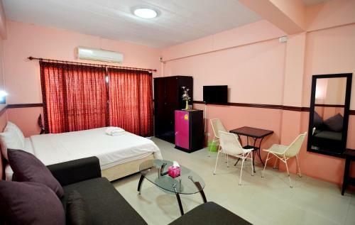 Hostal The Famous House - Jomtien