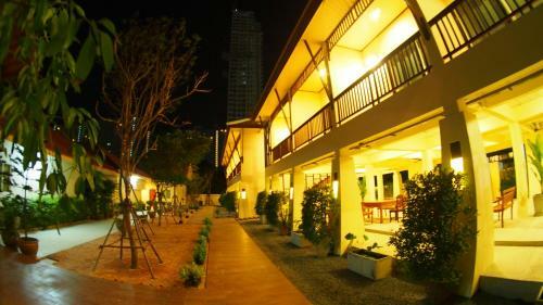 Hotel Lotusland Resort