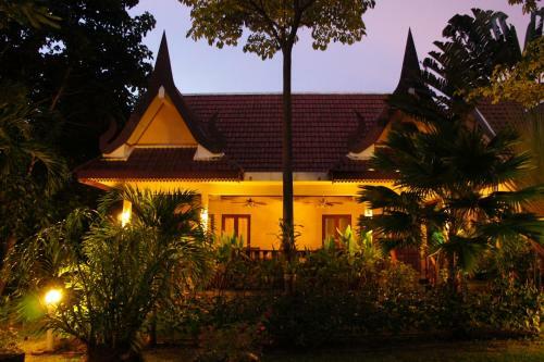 Hotel Palm Village