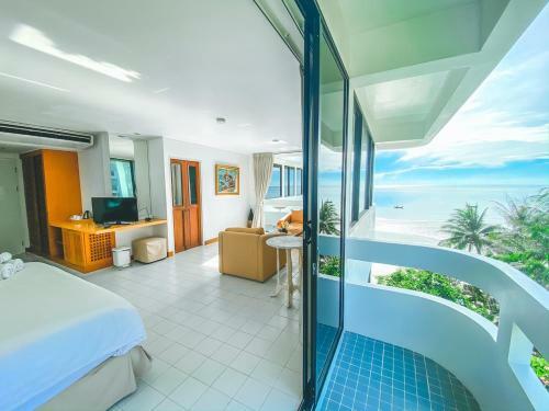 Nern Chalet Beachfront Hotel