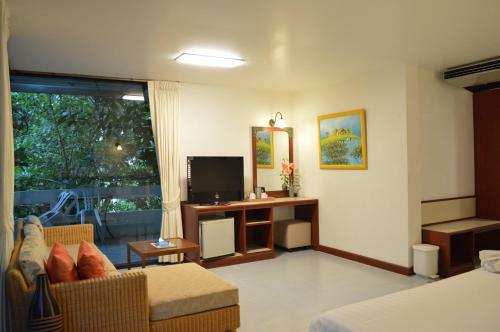 Nern Chalet Beachfront Hotel