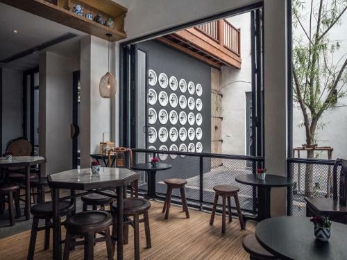 Hotel Des Artists, Ping Silhouette