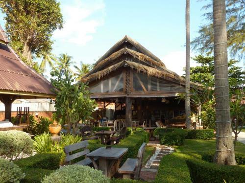 Hotel Lanta Castaway Beach Resort