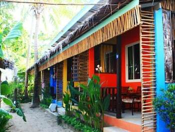 Hotel Cha-ba Bungalow & Art Gallery