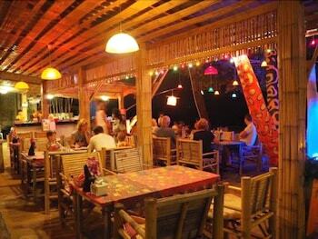 Hotel Cha-ba Bungalow & Art Gallery