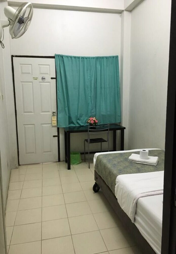 Hostal Ampawan Guesthouse