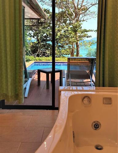 Hotel Phi Phi Natural Resort