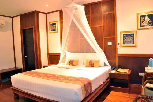 Hotel Phi Phi Natural Resort