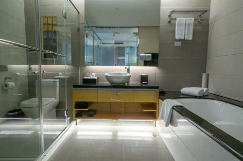 Regal Jinfeng Hotel