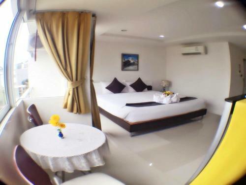 Hostal Swiss House
