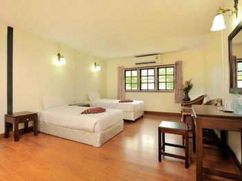 Hostal Ibiza House Phi Phi