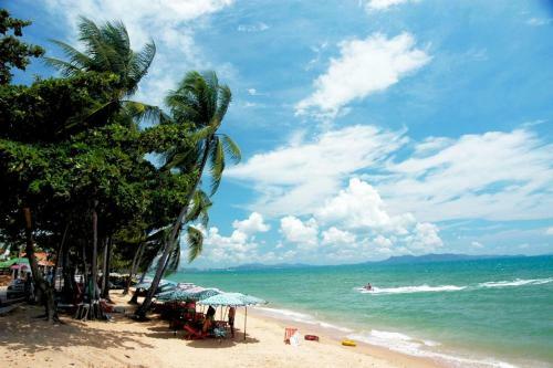 Jomtien Plaza Suite Apartments