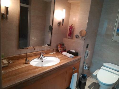 Yizui Crown Hotel