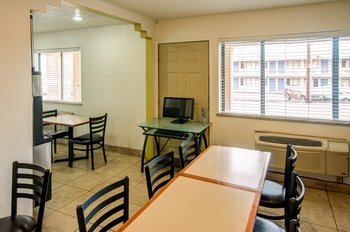 Hotel Econo Lodge East