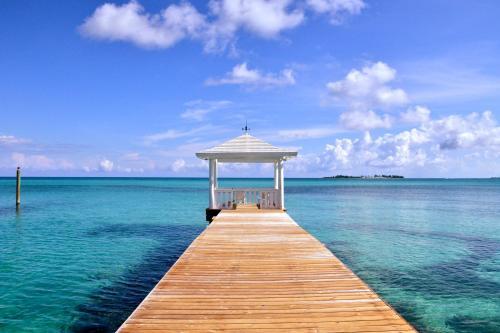 Hotel Sandyport Beach Resort