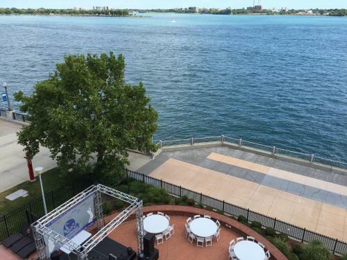 Roberts Riverwalk Urban Resort Hotel